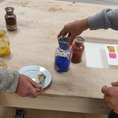 Farbpigmente mit Ei vermischen