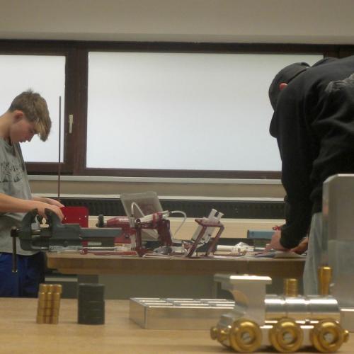2 Schüler in der Werkstätte Metall beim Montieren