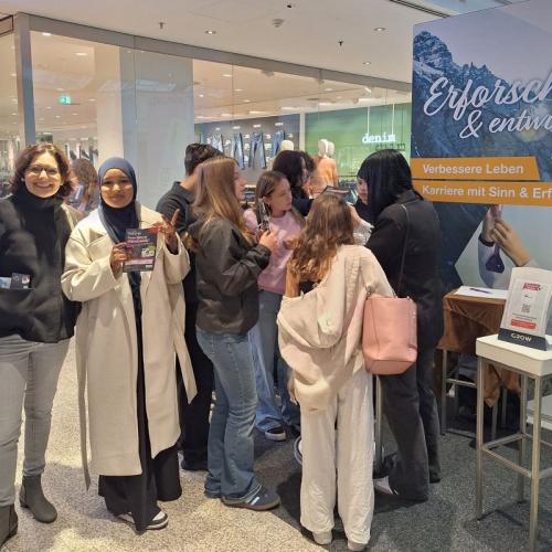 Schüler/innen-Gruppe vor dem Montavit-Stand