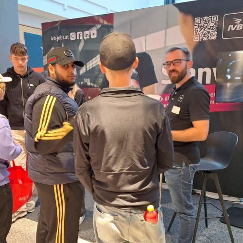 Schüler/innen-Gruppe vor dem IVB-Stand