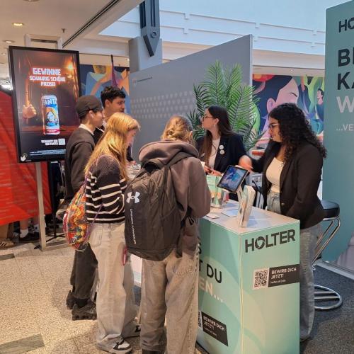 Schüler/innen-Gruppe vor dem HOLTER-Stand