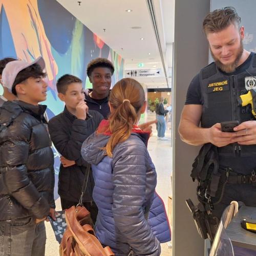 Schüler/innen-Gruppe mit einem Justizwachebeamten