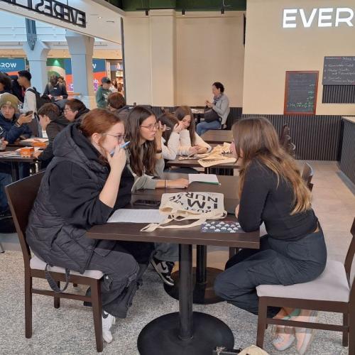 Schüler/innen-Gruppe beim Ausfüllen der Arbeitsaufträge