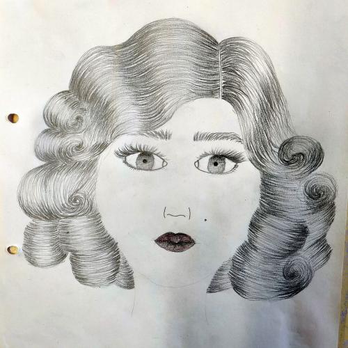 Bleistiftzeichnung vom Kopf einer jungen Frau mit Lockenfrisur