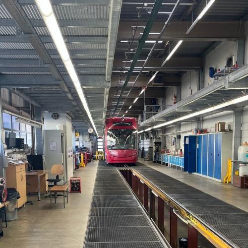 Bild zeigt eine  Werkshalle der IVB mit einer Straßenbahn