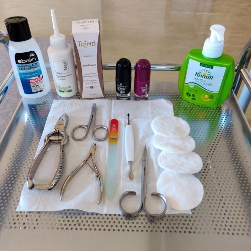Hygienisch und sauber angeordnete Manikürgeräte und -pflegeprodukte