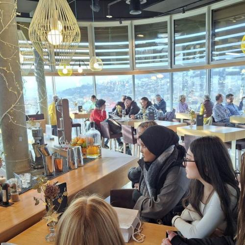 Bild zeigt eine Hotelbar ein Barkeeper mixt Getränke