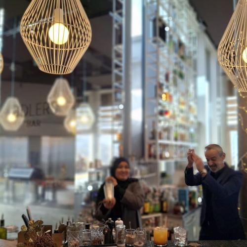 Bild zeigt eine Hotelbar ein Barkeeper mixt Getränke