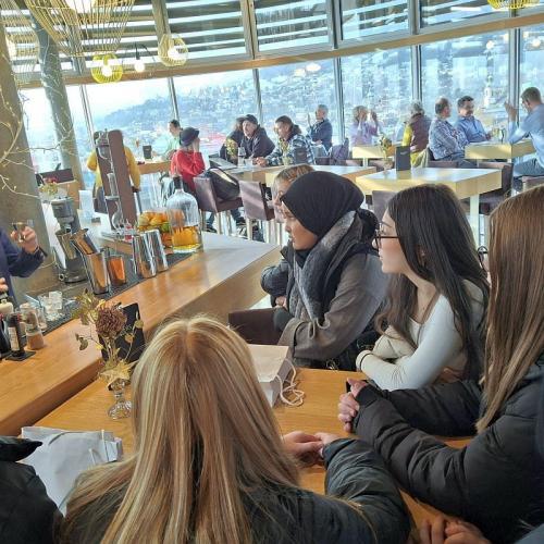 Bild zeigt eine Hotelbar ein Barkeeper mixt Getränke