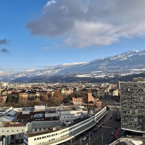 Bild zeigt ein Panoramabild von Innsbruck Richtung Südosten Pema 2 und Pradl sind zu sehen