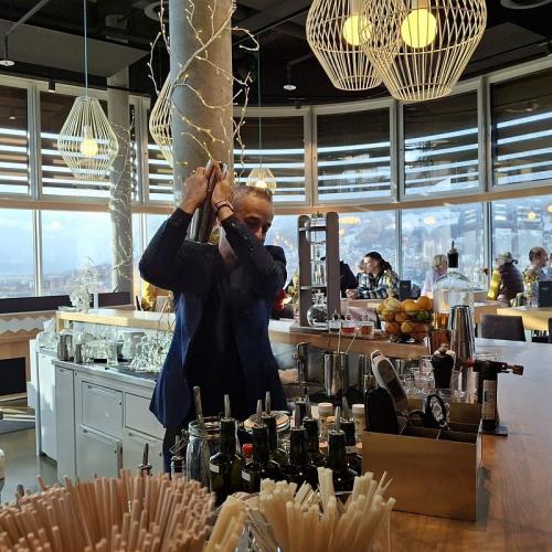 Bild zeigt Barkeeper beim schütteln eines Cocktail-Shakers