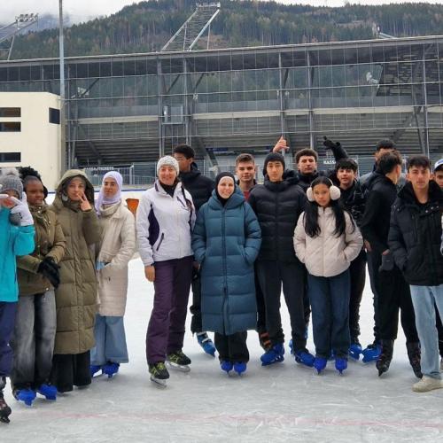 Bild zeigt eine Schülergruppe beim Eislaufen im Innsbruck Tivoli Station