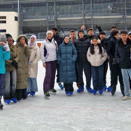Bild zeigt eine Klasse beim Eislaufen in Innbrucker Tivoli Station