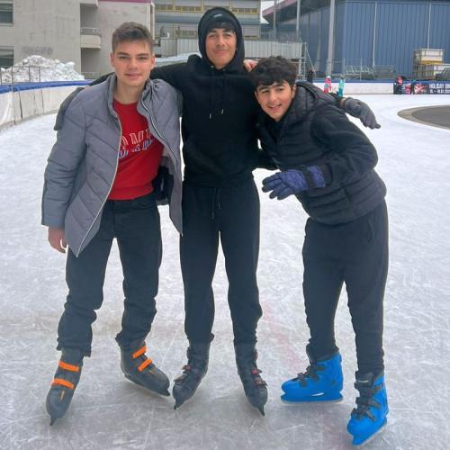 Bild zeigt 3 Schüler beim Eislaufen 