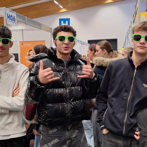 Bild zeigt 3 Schüler mit coolen grünen Sonnenbrillen