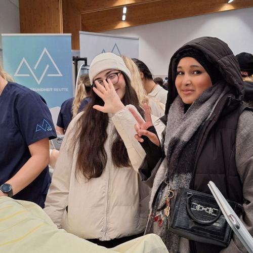 Bild zeigt 2 Schülerinnen bei ein medizinischen Ausstellungsstand