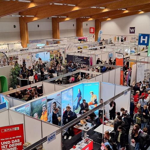 Bild zeigt Vogelperspektive von einem Teil der Messehalle mit den vielen Ständen