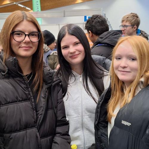 Bild zeigt 3 Schülerinnen 
