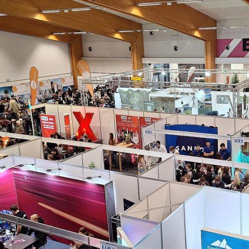 Bild zeigt die Messehalle mit verschiedenen Ausstellern in der Vogelperspektive