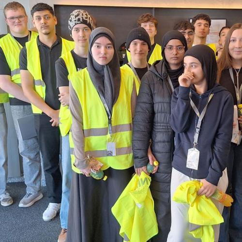 Bild zeigt eine Schüler*innen-Gruppe alle tragen gelbe Warnwesten