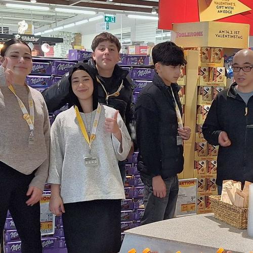 Bild zeigt 4 Schüler*innen mit einem Mitarbeiter von Billa vor einem Frischestand