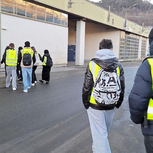 Bild zeigt Schüler*innen auf dem Weg zu einer Werkstatthalle der IVB