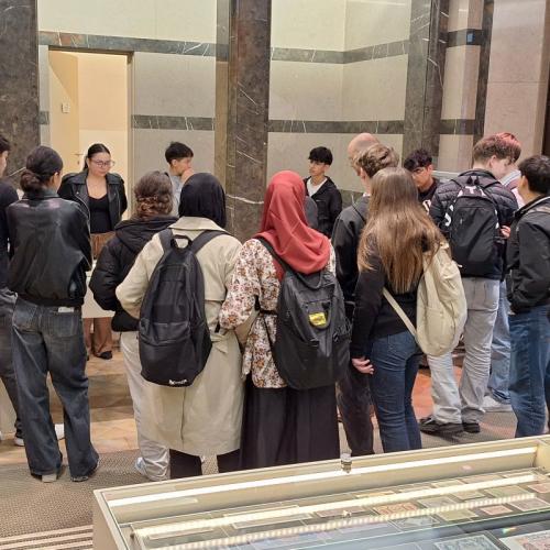 Bild zeigt eine Schülergruppe in der Eingangshalle der ÖNB in Innsbruck