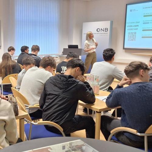 Bild zeigt eine Schülergruppe in einem Seminarraum der ÖNB bei einem Vortrag