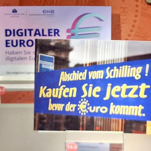 Bild zeigt eine Vitrine mit Ausstellungstücken zum Thema Euro und Schilling