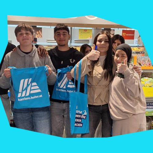 Bild zeigt eine Gruppe von 6 Schüler/innen in einer Hofer-Filiale