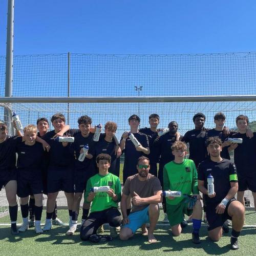 Bild zeigt Fußballmannschaft der PTS Schuljahr 25/26 auf dem Areal der Wiesengasse