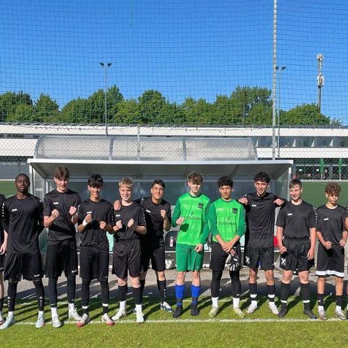 Bild zeigt Fußballmannschaft der PTS Schuljahr 25/26 auf dem Areal der Wiesengasse