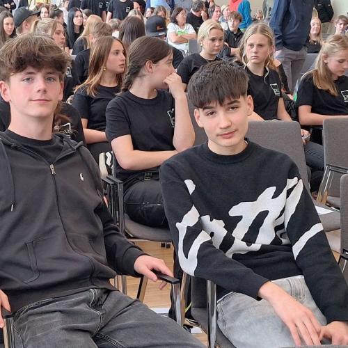 Bild zeigt 2 Schüler im Festsaal beid einer Siegerehrung