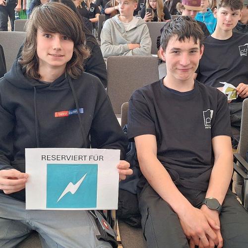 Bild zeigt 2 Schüler im Festsaal beid einer Siegerehrung