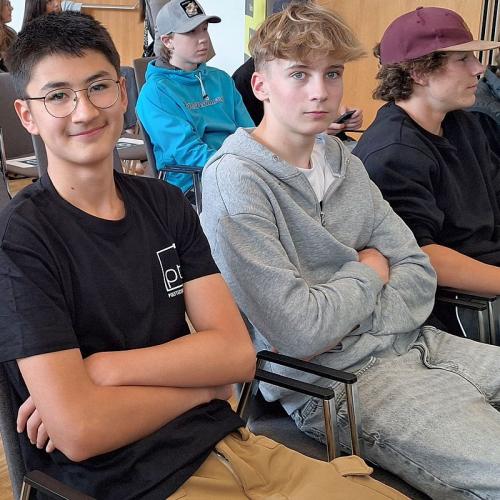 Bild zeigt einen Schüler im Festsaal beid einer Siegerehrung