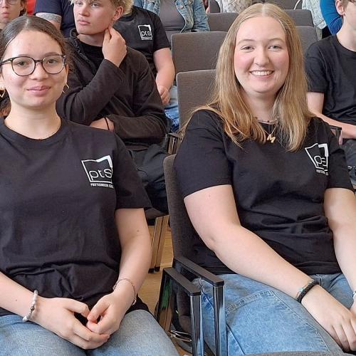 Bild zeigt 2 Schülerinnen im Festsaal beid einer Siegerehrung