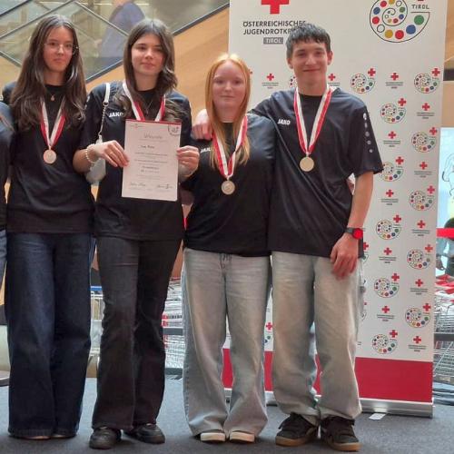 Bild zeigt Schülergruppe bei der Siegerehrung 2. Platz mit silber Medaillen