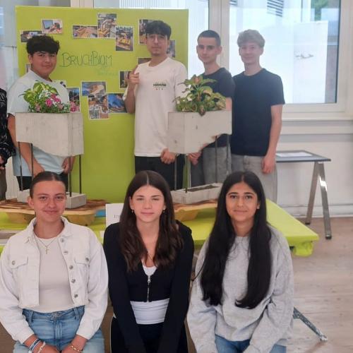 Bild zeigt eine Gruppe von Schüler/innen beim Infostand der PTS Innsbruck mit dem Projektbeitrag Bruchbiom