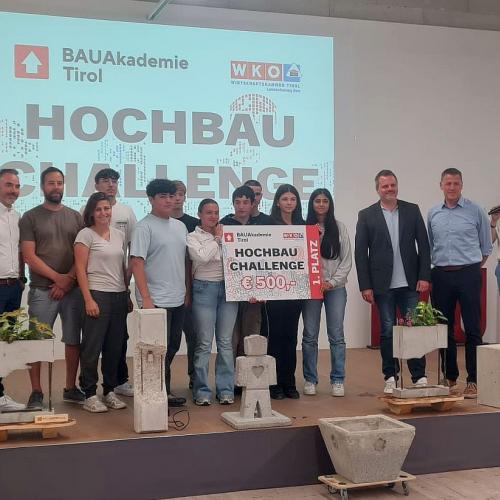 Bild zeigt eine Gruppe von Schüler/innen bei der Siegerehrung der Hochbau Challenge