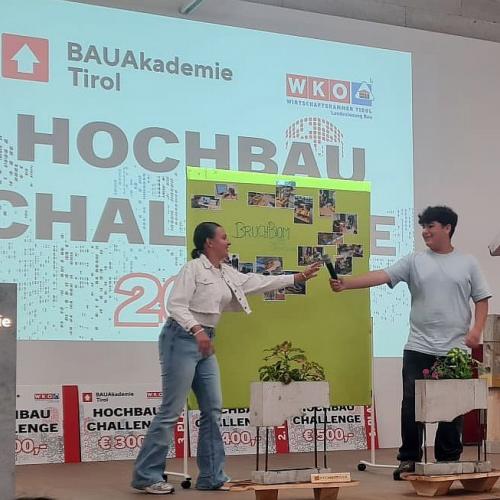 Bild zeigt eine Gruppe einen Schüler  der PTS Innsbruck bei der Präsentation des Projektbeitrages Bruchbiom