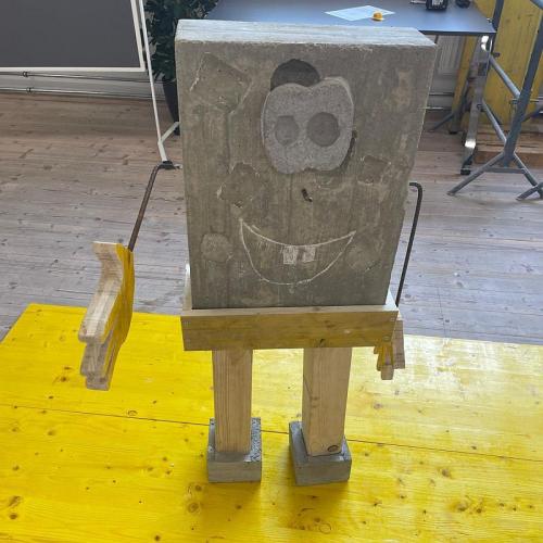 Bild zeigt eine Spongebob-Figur aus Beton, Holz und Biegeeisen