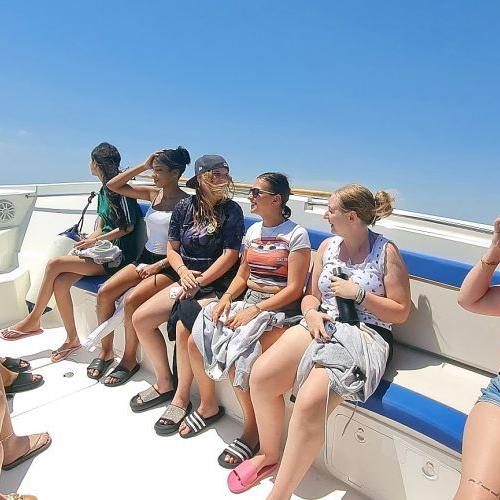Bild zeigt eine Gruppe von Schülerinnen in einem Boot sitzend