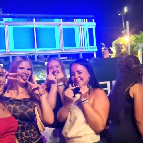 Bild zeigt fünf Schülerinnen bei der Abschlussparty in Lignano