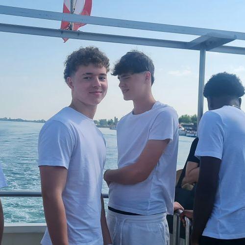 Bild zeigt 4 Burschen aus der Klasse C bei der Bootfahrt nach Venedig