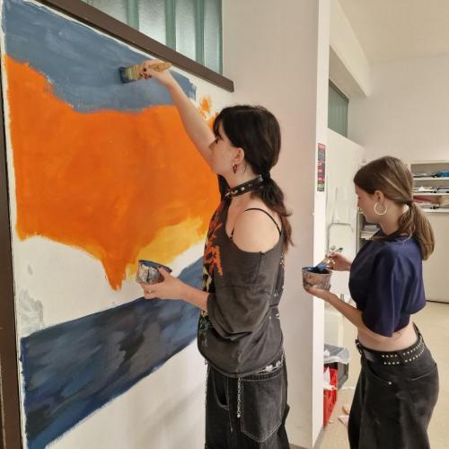 Der Himmel entsteht in blau und orange, der Ozean in einem schwarzblau.