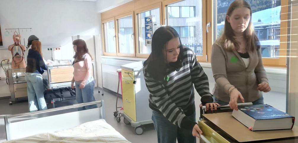 Bild zeigt vier Schülerinnen der Pflegegruppe in einem Escaperoom beim Suchen nach den Hinweisen zum Verlassen des Raumes