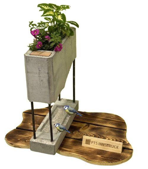 Bild zeigt einen Blumenkasten aus Sichtbeton und Baustahl mit Bepflanzung