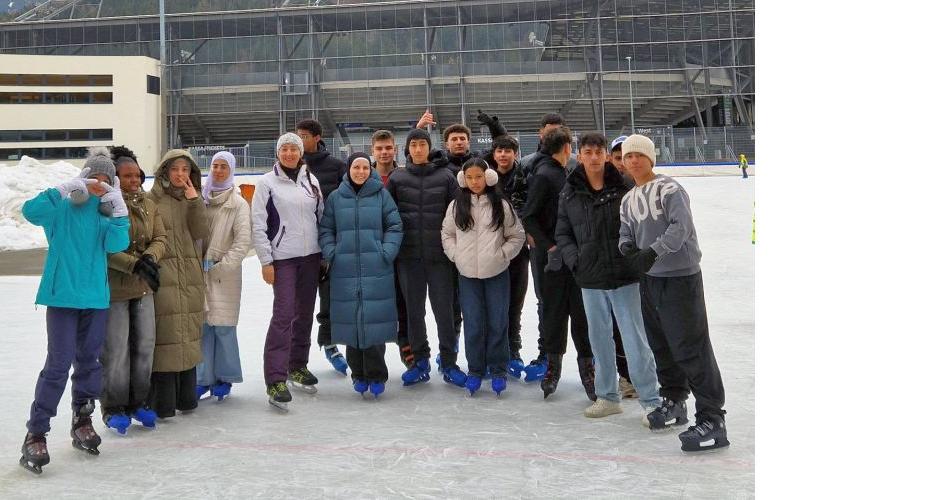 Bild zeigt eine Schülergruppe mit 2 Lehrerinnen auf dem Eisring am Tivoli Stadion