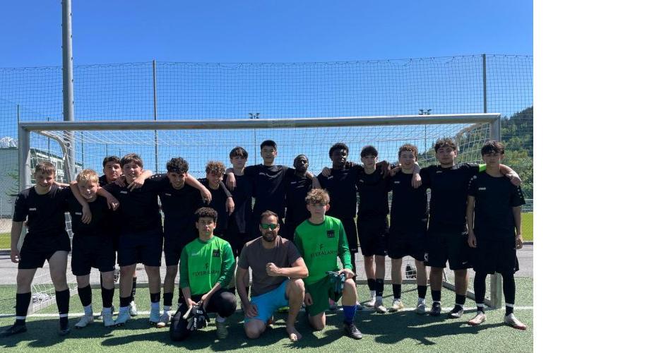 Bild zeigt eine Fußballmannschaft bestehend aus den Schülern des Schuljahres 25/26