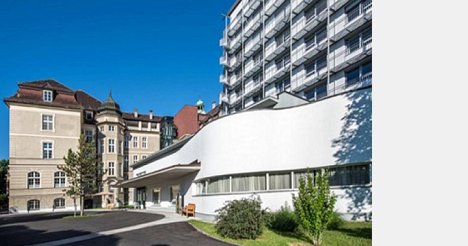Bild zeigt die Gebäude rund um den Haupteingang des Sanatoriums Kettenbrücke